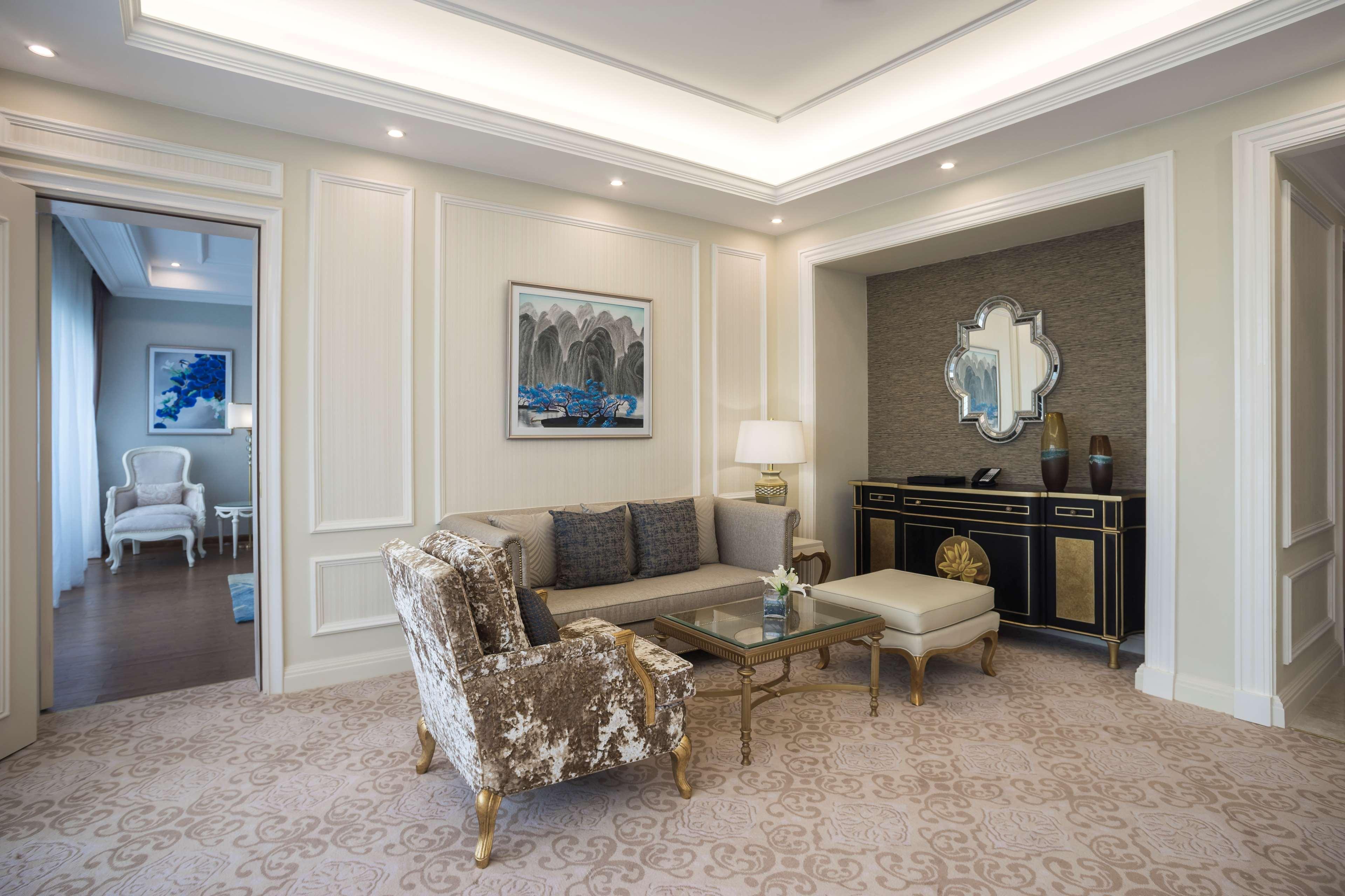 Radisson Blu Resort Phú Quốc Exterior foto A living room in a suite at the Ritz-Carlton, Singapore