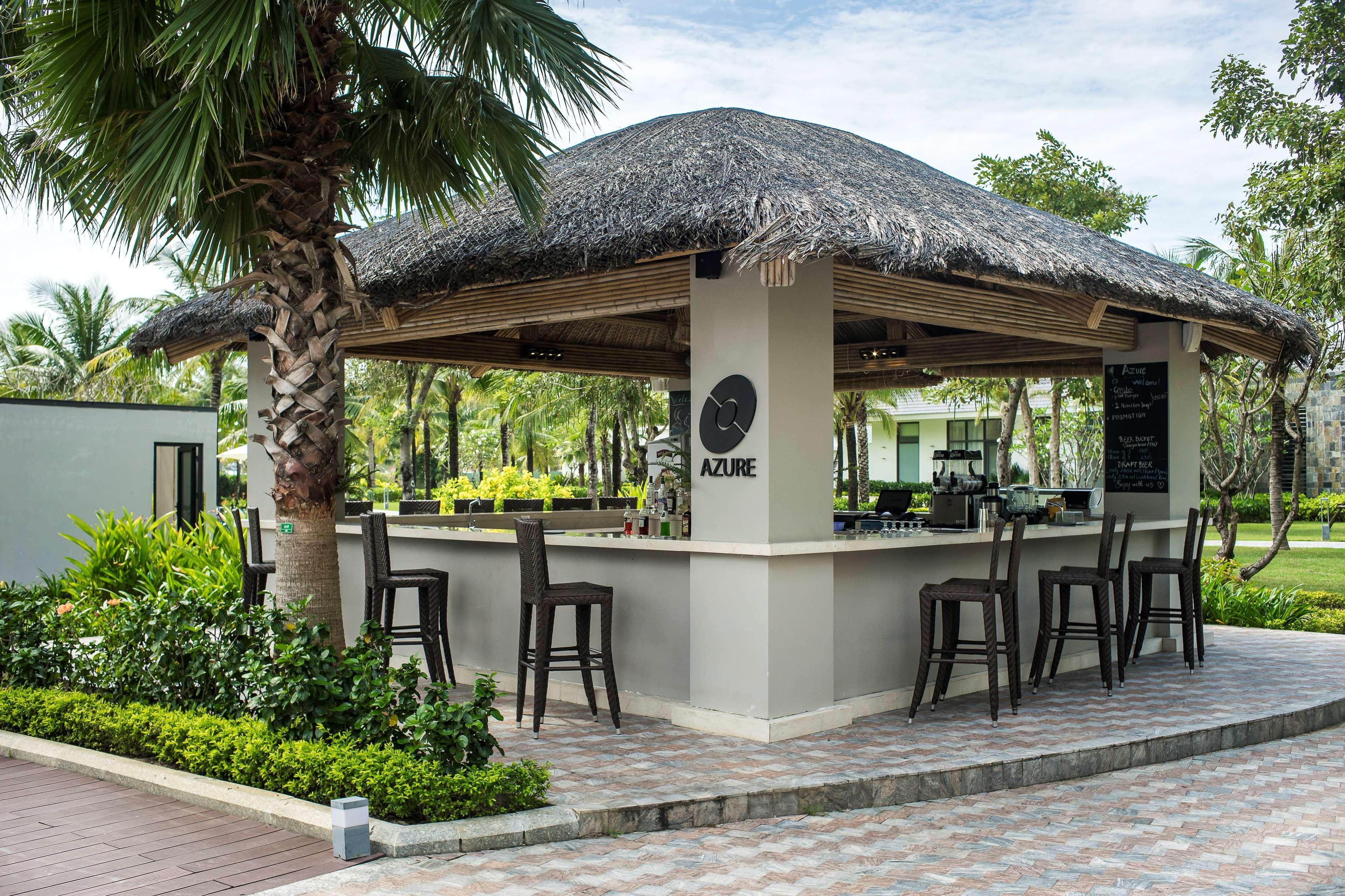 Radisson Blu Resort Phú Quốc Exterior foto A bar at a resort