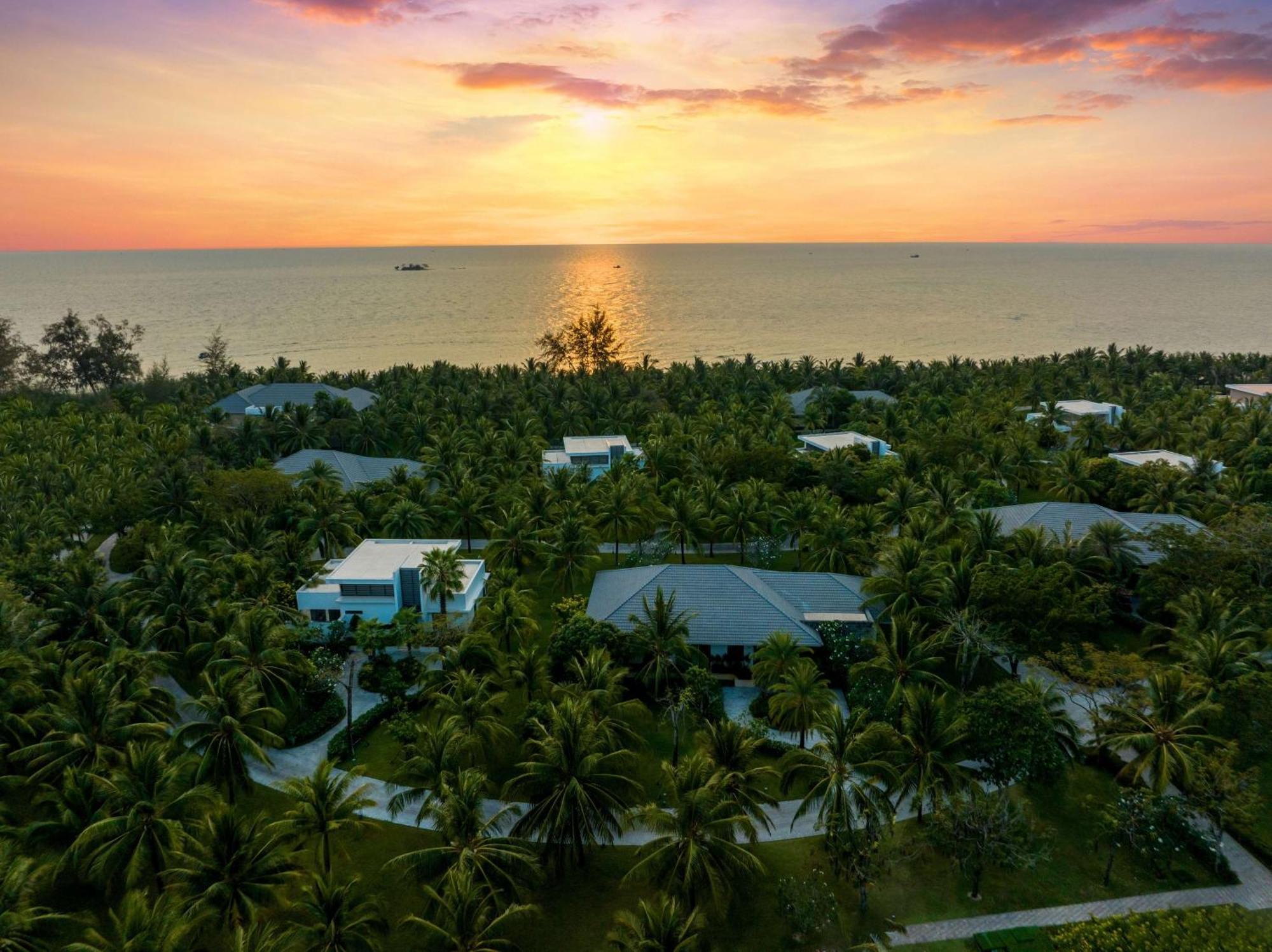 Radisson Blu Resort Phú Quốc Exterior foto Sunset over the island
