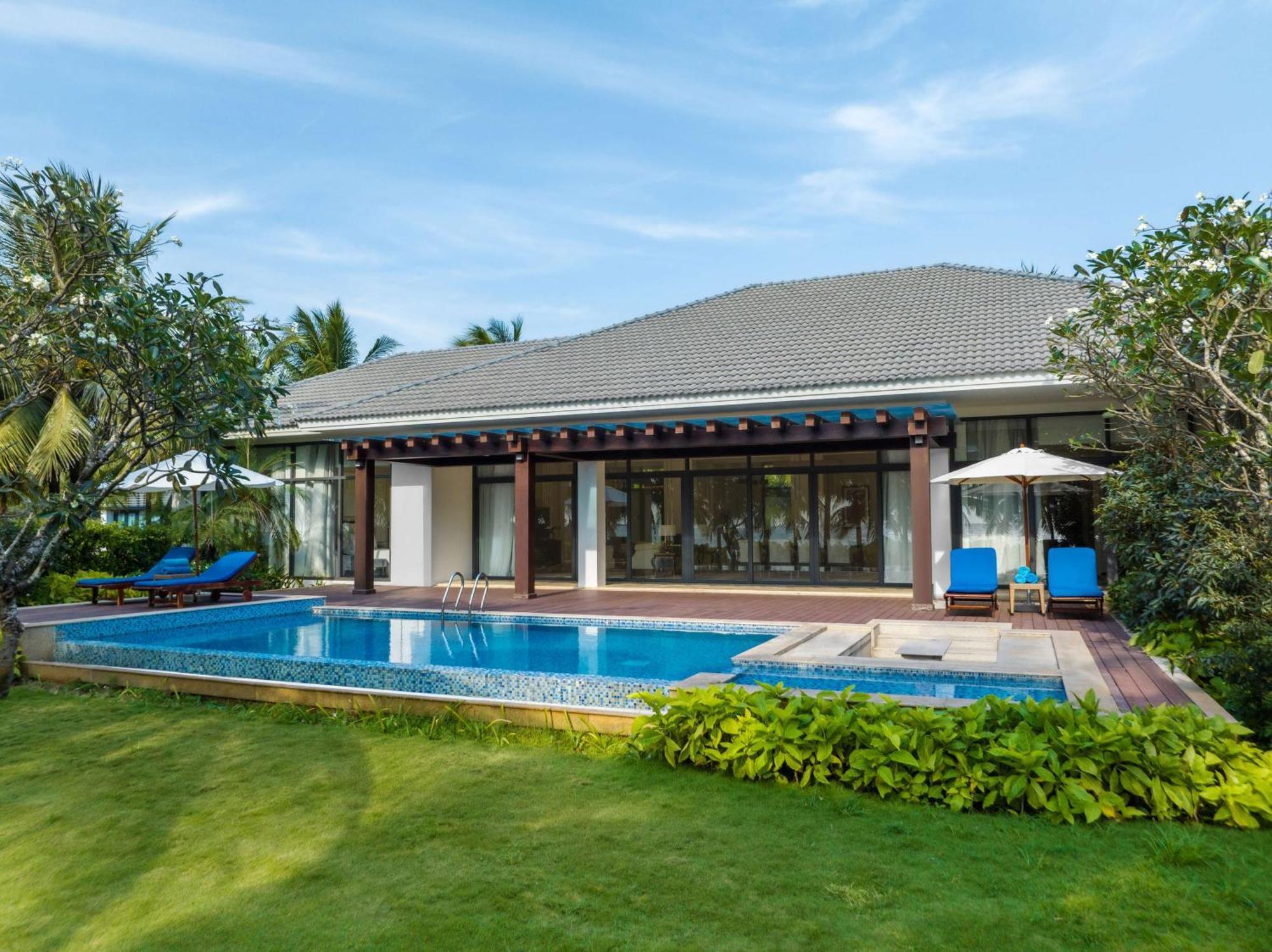 Radisson Blu Resort Phú Quốc Exterior foto A pool villa at Centara Villas Phuket Shambhala Resort and Spa