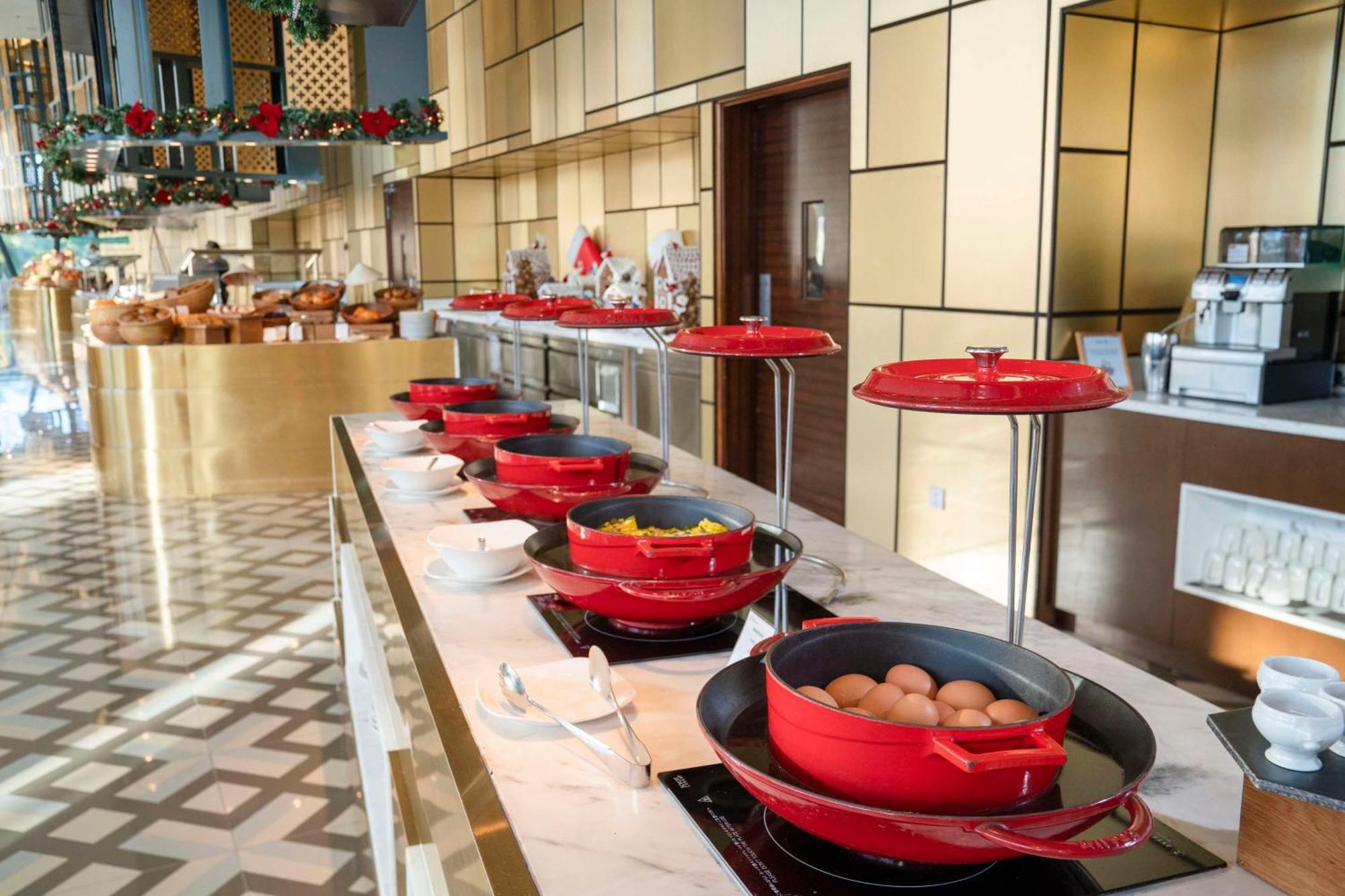 Radisson Blu Resort Phú Quốc Exterior foto A buffet at a hotel