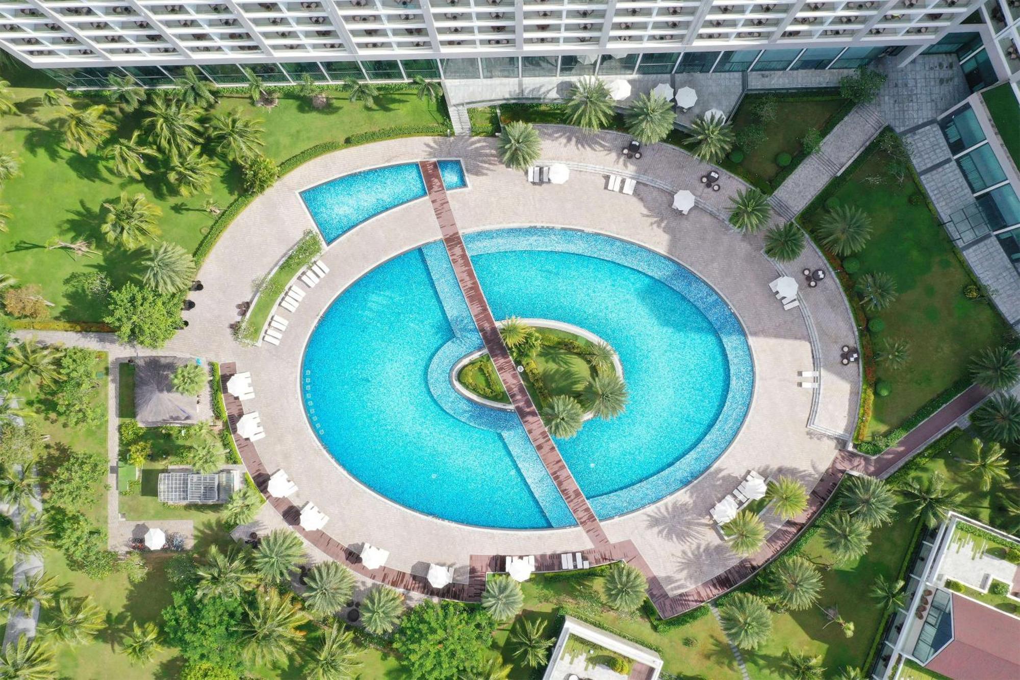Radisson Blu Resort Phú Quốc Exterior foto The pool at the Royal Garden Villas