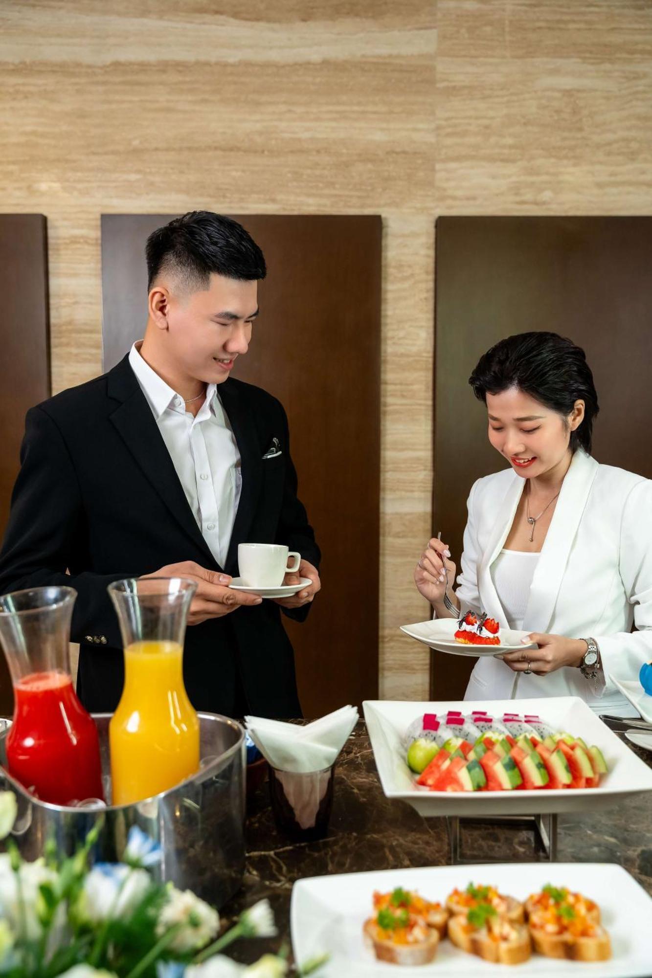 Radisson Blu Resort Phú Quốc Exterior foto A butler serving a guest