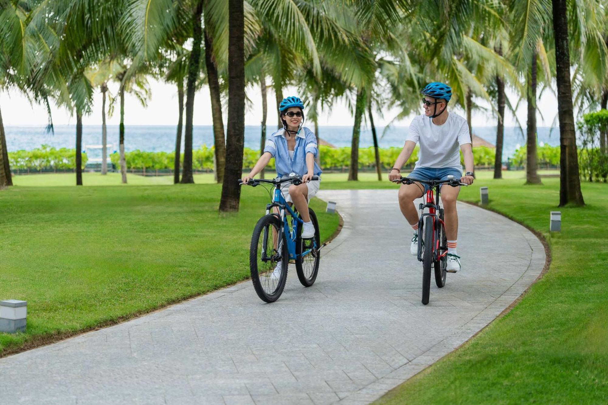 Radisson Blu Resort Phú Quốc Exterior foto Cycling at East Coast Park