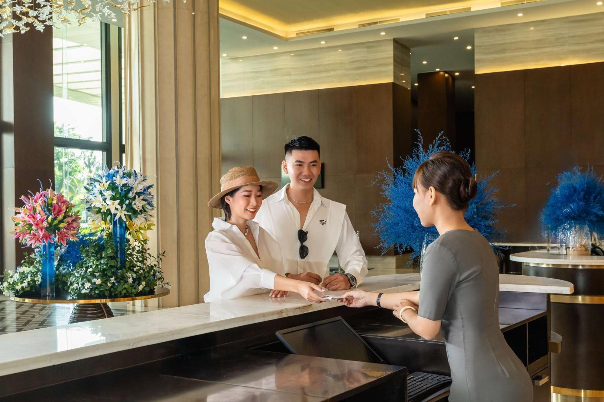 Radisson Blu Resort Phú Quốc Exterior foto A hotel receptionist
